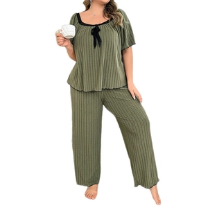 Set pigiama da donna taglie forti verde militare in maglia a costine con pizzo nero