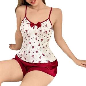 Set pigiama da donna due pezzi con canotta a fiori e pantaloncini rossi a coste