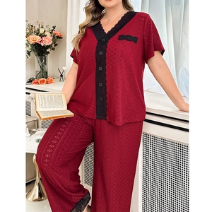 Pyjama deux pièces grande taille bordeaux pour femme avec col en V et bordures en dentelle