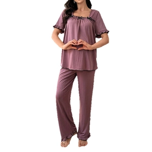 Ensemble homewear mauve deux pièces pour femme avec col carré et bordures à volants