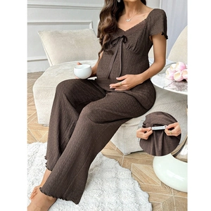Ensemble pyjama de maternité marron avec dentelle et taille réglable pour le confort