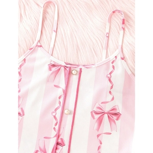 Camisole rayée rose avec imprimé nœud et boutons perles sur fond en peluche