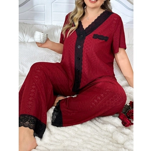 Détail de l'ensemble pyjama rouge foncé avec dentelle noire élégante et tissu texturé