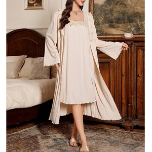 Elegante beige pyjama set met een kanten nachthemd en een bijpassende lange badjas