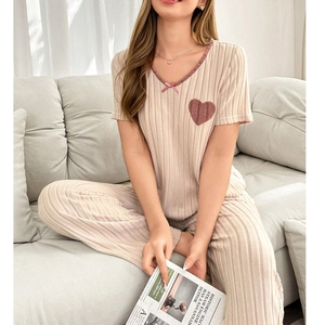 Ensemble de détente rayé deux pièces pour femme avec col en V et motif cœur beige