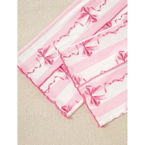 Ensemble d'intérieur rose rayé pour femme avec imprimés nœuds et ourlets ondulés