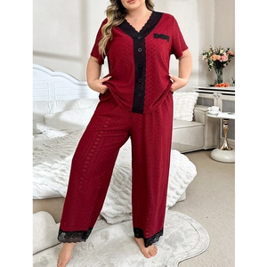 Détail de pyjama grande taille bordeaux avec bordure en dentelle noire et jacquard