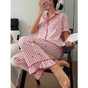 Ensemble pyjama femme à rayures verticales rouges et motifs cœurs avec bords à volants
