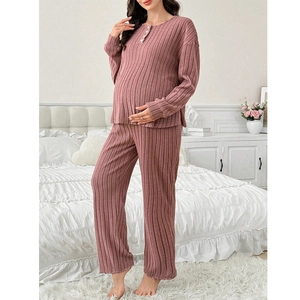 Dettaglio del set loungewear premaman in maglia a coste rosa antico con bottoni sul collo