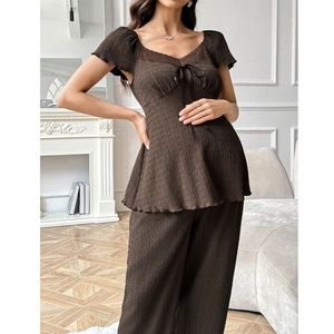 Pyjama de maternité marron avec col en V, dentelle, nœud et texture plissée chic