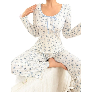 Damen Schlafanzug-Set mit Blumenmuster, Langarm und blauem Spitzenbesatz auf Rippenstoff