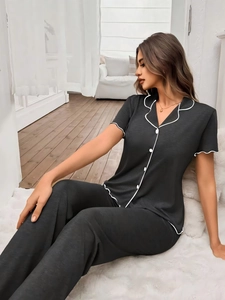 Détail du tissu doux et du liseré blanc contrastant sur l'ensemble pyjama noir femme