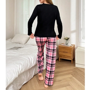 Damen-Schlafanzug-Set mit schwarzem Langarmshirt und rosa karierter Hose für Zuhause