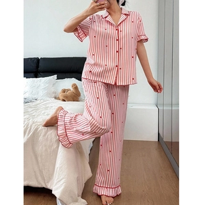 Détail du pyjama à rayures roses avec cœurs rouges et finitions volantées aux manches