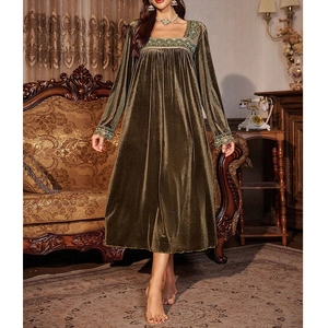 Elegante camicia da notte retrò in velluto con scollo quadrato e pizzo per autunno