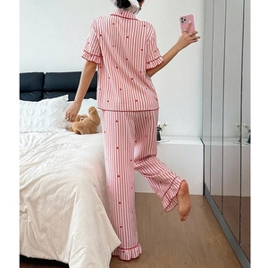 Pyjama rose à rayures avec cœurs rouges, manches courtes et pantalon pour femme