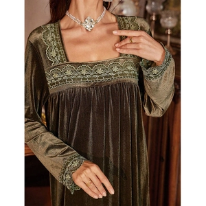 Dettaglio del vestito di velluto con scollo quadrato e ricamo in pizzo floreale