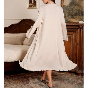 Elegante crème nachtkast met verticale plooitextuur en ruches voor een luxe look