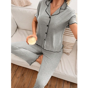 Ensemble homewear gris clair pour femme avec haut à revers et pantalon à bords ondulés