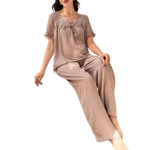 Pyjama rose deux pièces pour femme avec pois suisses, dentelle délicate et manches courtes