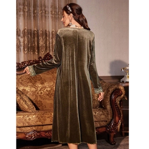 Elegante camicia da notte in velluto verde smeraldo a maniche lunghe con polsini in pizzo