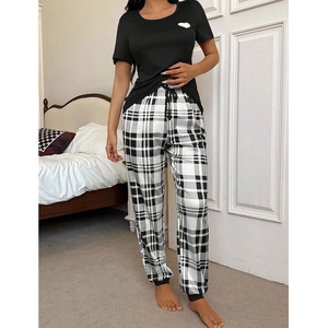 Pyjama deux pièces pour femme avec t-shirt noir à cœur et pantalon à carreaux chic