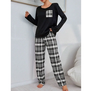 Détail d'un pyjama à manches longues avec haut à col rond et poche à motif carreaux