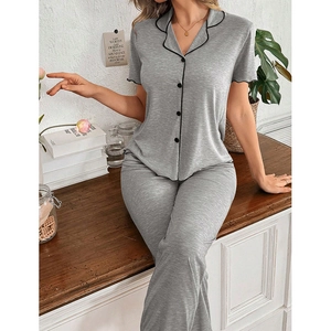 Détail de l'ensemble de pyjama gris à manches courtes avec liserés noirs et boutons