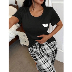 Détail du haut de pyjama noir à manches courtes avec cœur et pantalon à carreaux