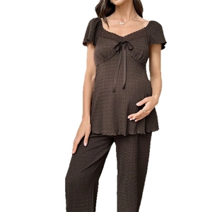 Pyjama de maternité marron avec col en V, dentelle et nœud en tissu gaufré doux