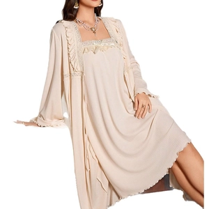 Ensemble nuisette deux pièces élégant avec dentelle, tissu côtelé et cardigan assorti