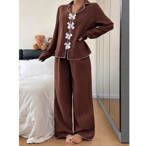 Pyjama marron foncé pour femme avec nœuds élégants et détails de passepoil blancs