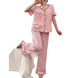 Ensemble pyjama deux pièces rayé pour femme avec cœurs rouges et volants doux