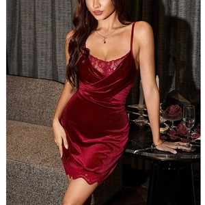 Élégante robe nuisette en velours bordeaux avec bordure en dentelle et coupe ajustée