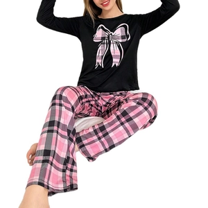 Damen Schlafanzug-Set mit schwarzem Langarm-T-Shirt, Schleife und rosa Karo-Hose