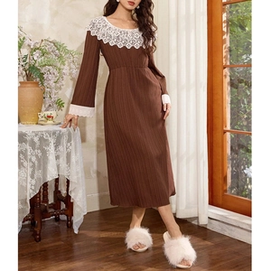 Chemise de Nuit Vintage Élégante pour Femme Col Claudine en Dentelle Manches Longues Marron Café Texture Plissée Robe de Chambre