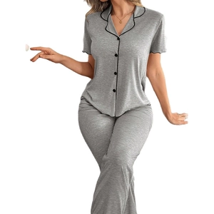 Pyjama femme gris chiné minimaliste avec manches courtes, revers et passepoil noir