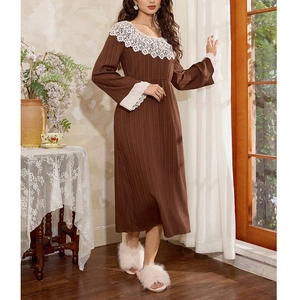 Chemise de nuit marron à manches longues avec bordure en dentelle blanche élégante