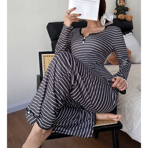 Pyjama deux pièces pour femmes avec rayures, décolleté en dentelle et pantalon assorti