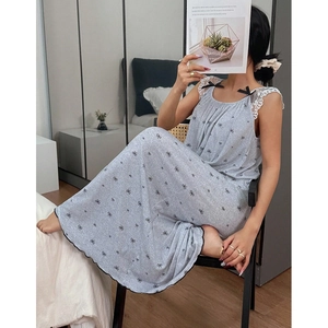 Détail de la robe nuisette bleu clair avec nœuds noirs et bretelles en dentelle blanche