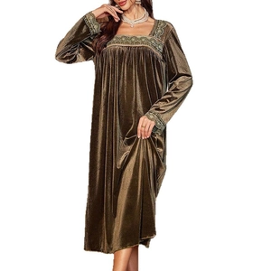 Elegante vestaglia in velluto verde oliva con scollo a cuore e pizzo vintage ricamato