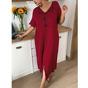 Chemise de nuit rouge en tricot avec manches courtes et nœuds en décor chaleureux