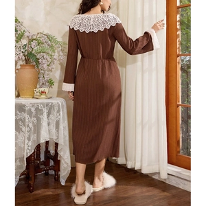 Robe de nuit élégante marron foncé à manches longues avec col en dentelle blanche vintage
