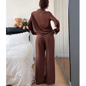 Ensemble pyjama marron pour femme en tissu côtelé avec détails de liseré blanc élégants