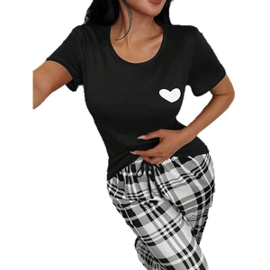 Pyjama femme avec haut noir à motif cœur et pantalon à carreaux pour un look décontracté