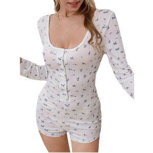 Combinaison pyjama à fleurs en coton côtelé blanc avec manches longues et boutons