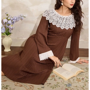 Détail du col en dentelle et des poignets sur une chemise de nuit vintage marron chic