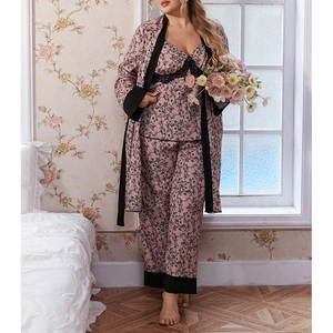 Pyjama trois pièces en jacquard floral avec peignoir, haut en dentelle et pantalon mauve