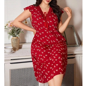 Camicia da notte rossa con scollo a V, pizzo, motivi a fiocco bianchi e nappe lunghe