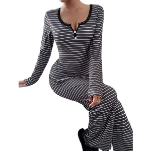 Pyjama femme à rayures avec dentelle noire et col en V pour un confort doux